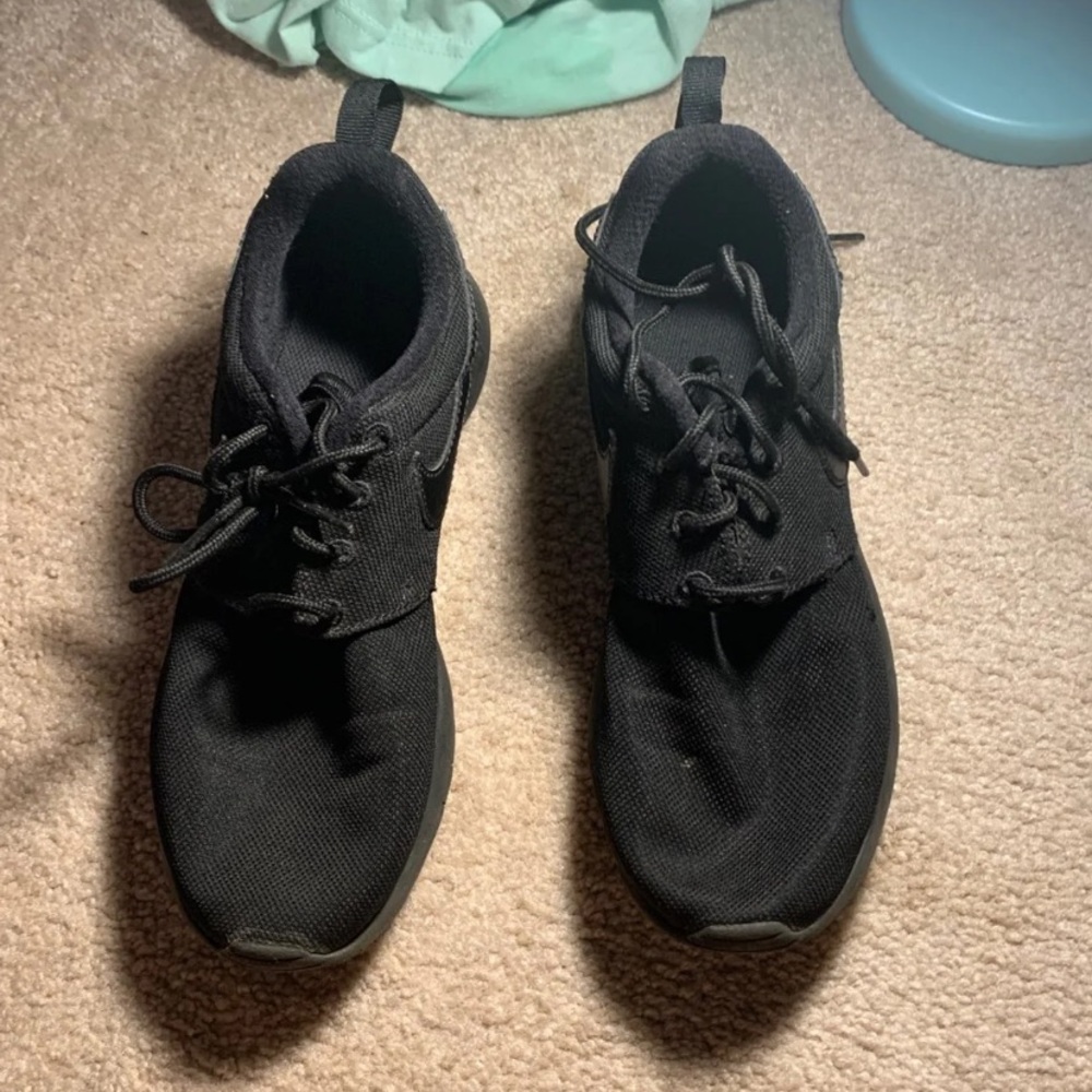 All black nike roshes